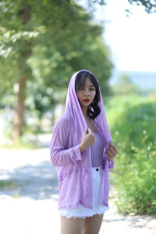 20P La sexy asiática de pelo oscuro Nhatle posando con su traje blanco violeta en el pubis
