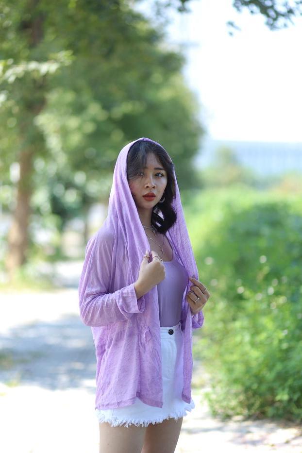 20P La sexy asiática de pelo oscuro Nhatle posando con su traje blanco violeta en el pubis