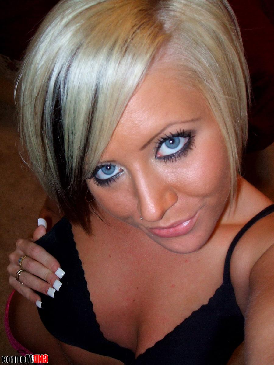 12P Une fille blonde avec de jolis yeux révèle sa chatte percée en se mettant nue