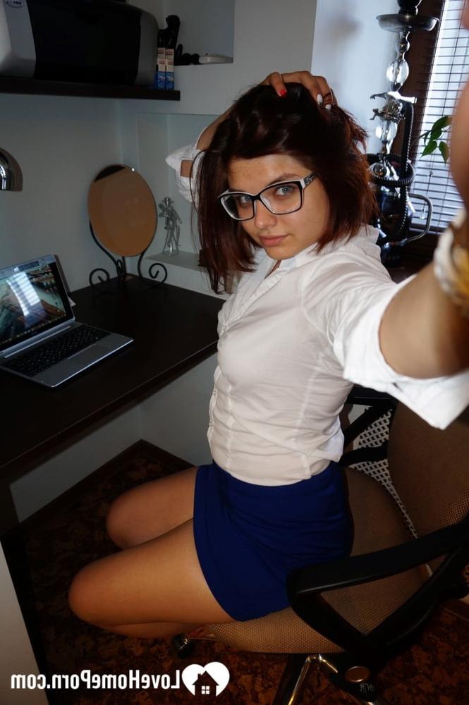 15P Linda amadora tira selfies nuas mostrando seus suculentos seios naturais