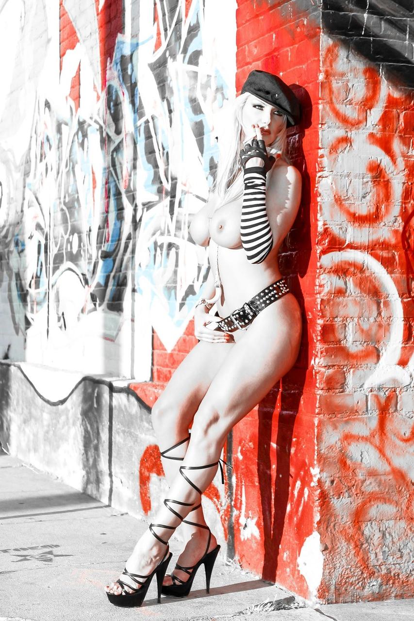20P Loira nua MILF Brittany Andrews brinca com seus peitos grandes ao ar livre
