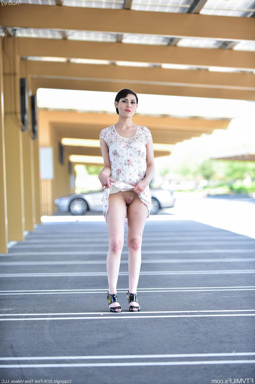 20P Linda MILF Audrey revela seus peitos sensuais e buceta rosa raspada em público