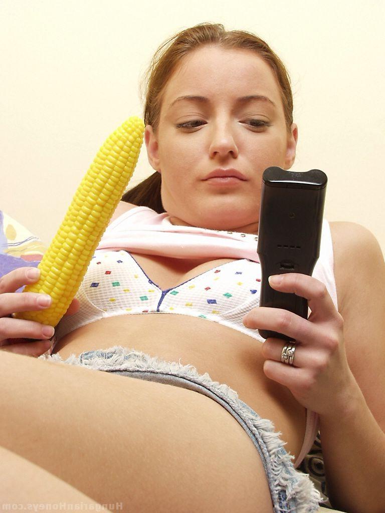 20P A gata húngara Judith Fox mostra sua buceta aparada de perto enquanto se masturba