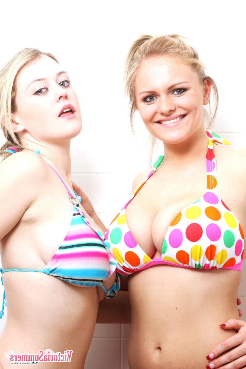 16P Las rubias amateurs Brook Little y Victoria Summer liberan sus grandes tetas de los bikinis