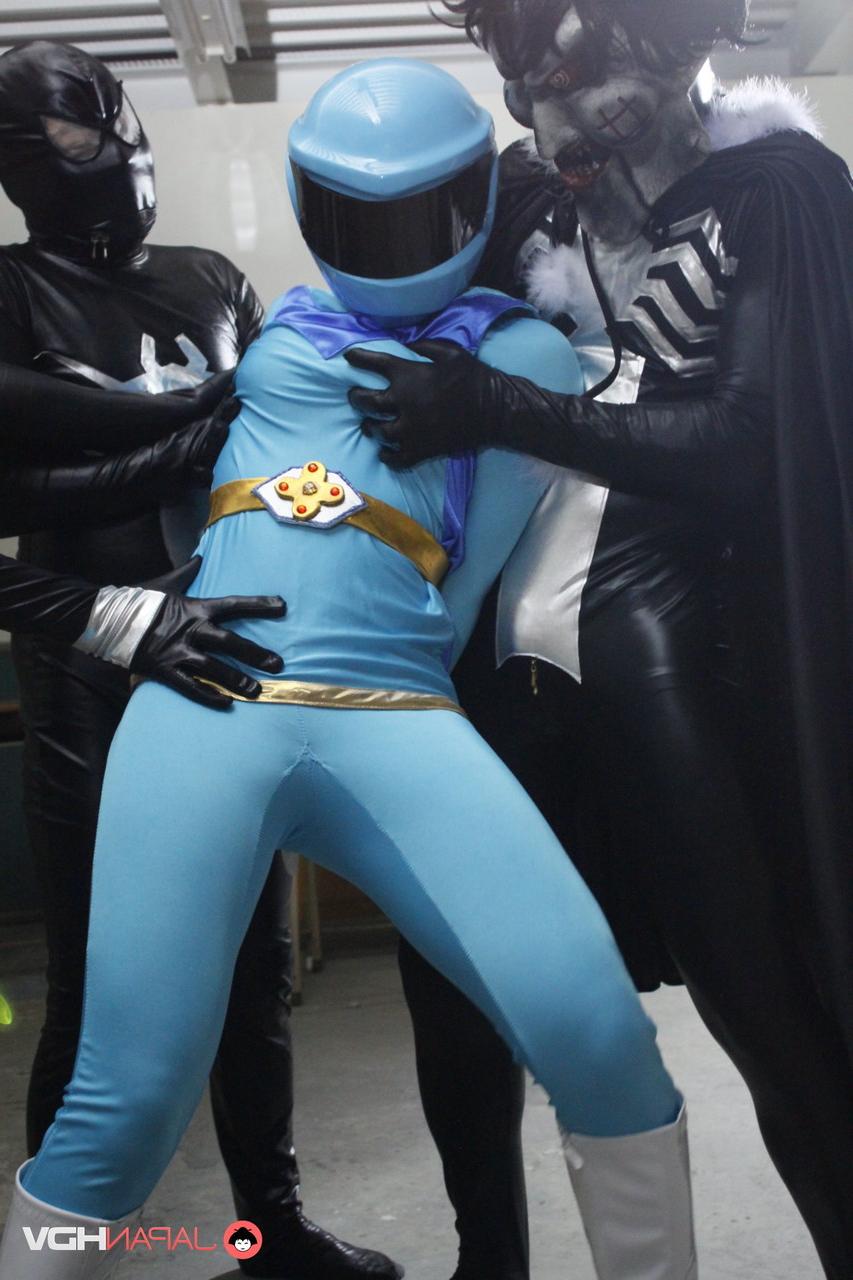 15P Der japanische Cosplayer Sentai Brave wird von einer Gruppe Leute masturbiert