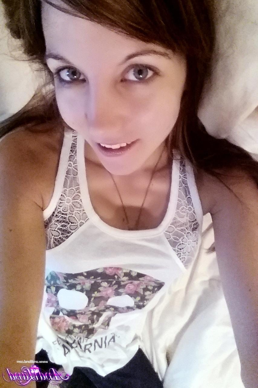 15P A jovem morena Andi Land é capturada em atos sinceros vestida e nua