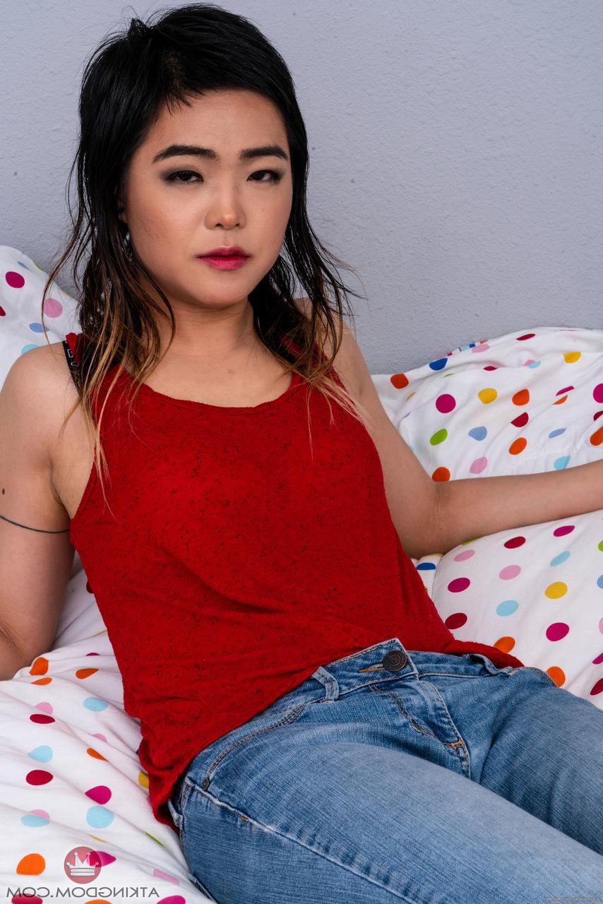19P A exótica adolescente asiática Roxane Lee mostra seu cu de perto antes de se masturbar