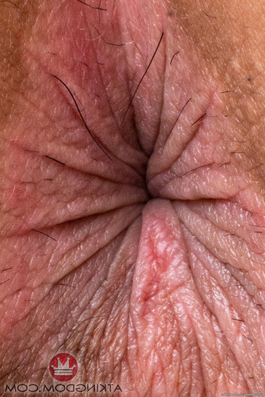 19P A exótica adolescente asiática Roxane Lee mostra seu cu de perto antes de se masturbar