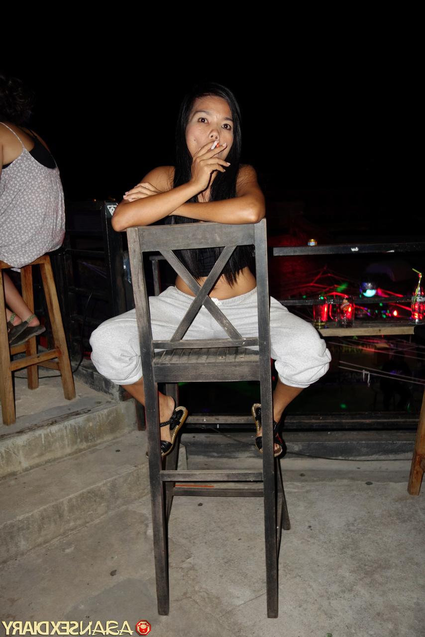 20P Das schlanke asiatische Babe Aline zieht sich völlig nackt aus und genießt POV-Sex
