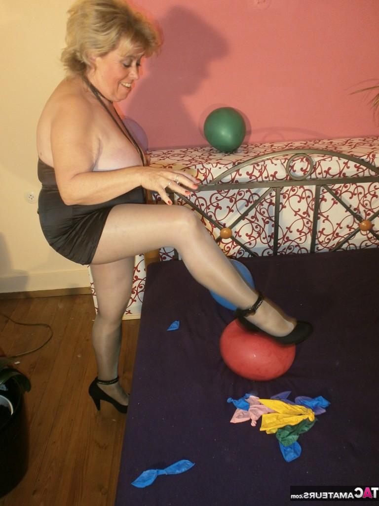 20P A velha Caro mostra os peitos de meia-calça em meio a balões na cama