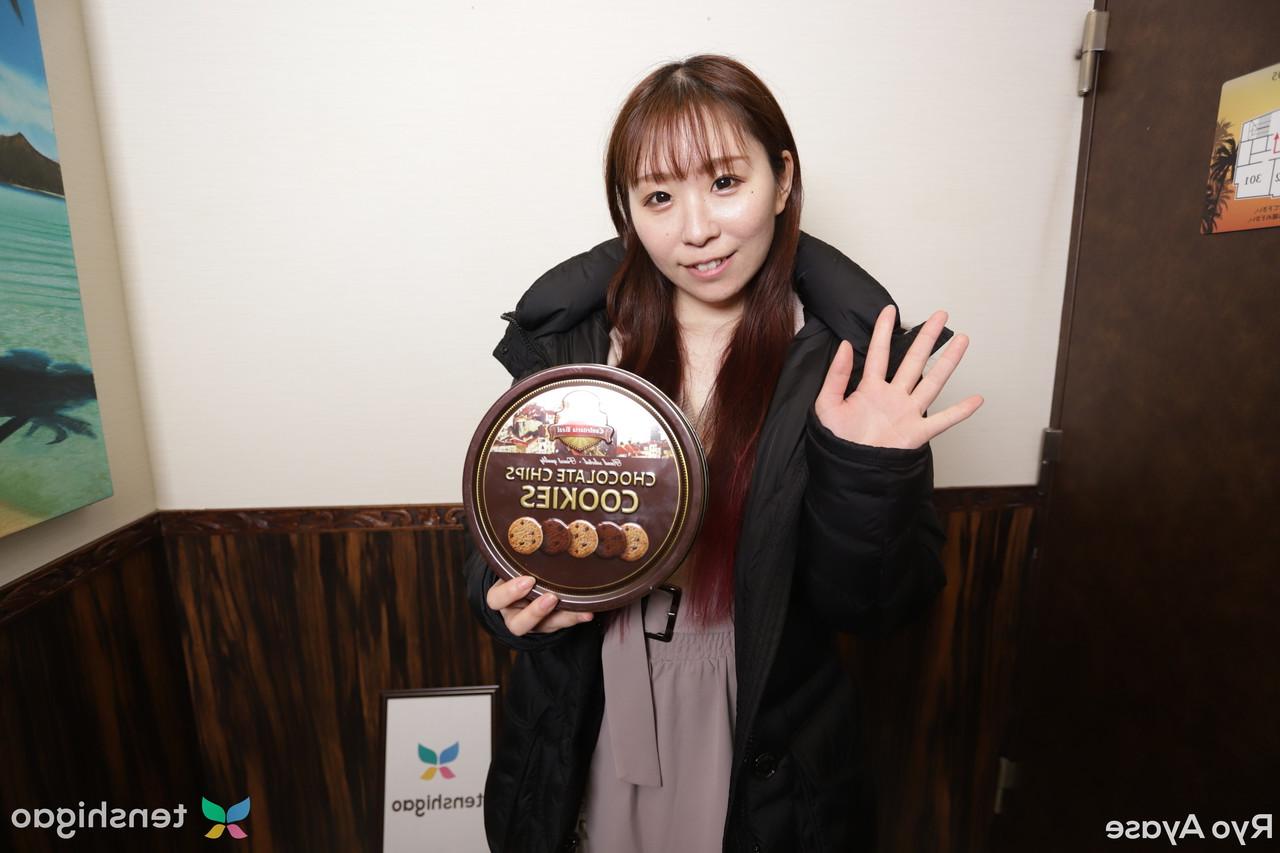 15P La dulce estudiante japonesa Ryo Ayase es follada en lencería sin entrepierna