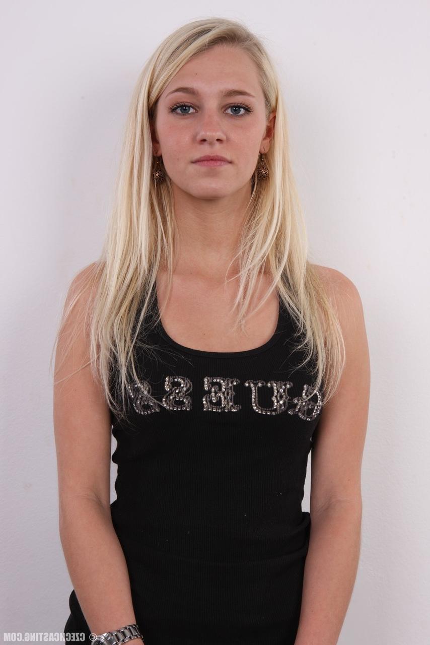 20P A jovem loira Tereza tenta ser modelo nua