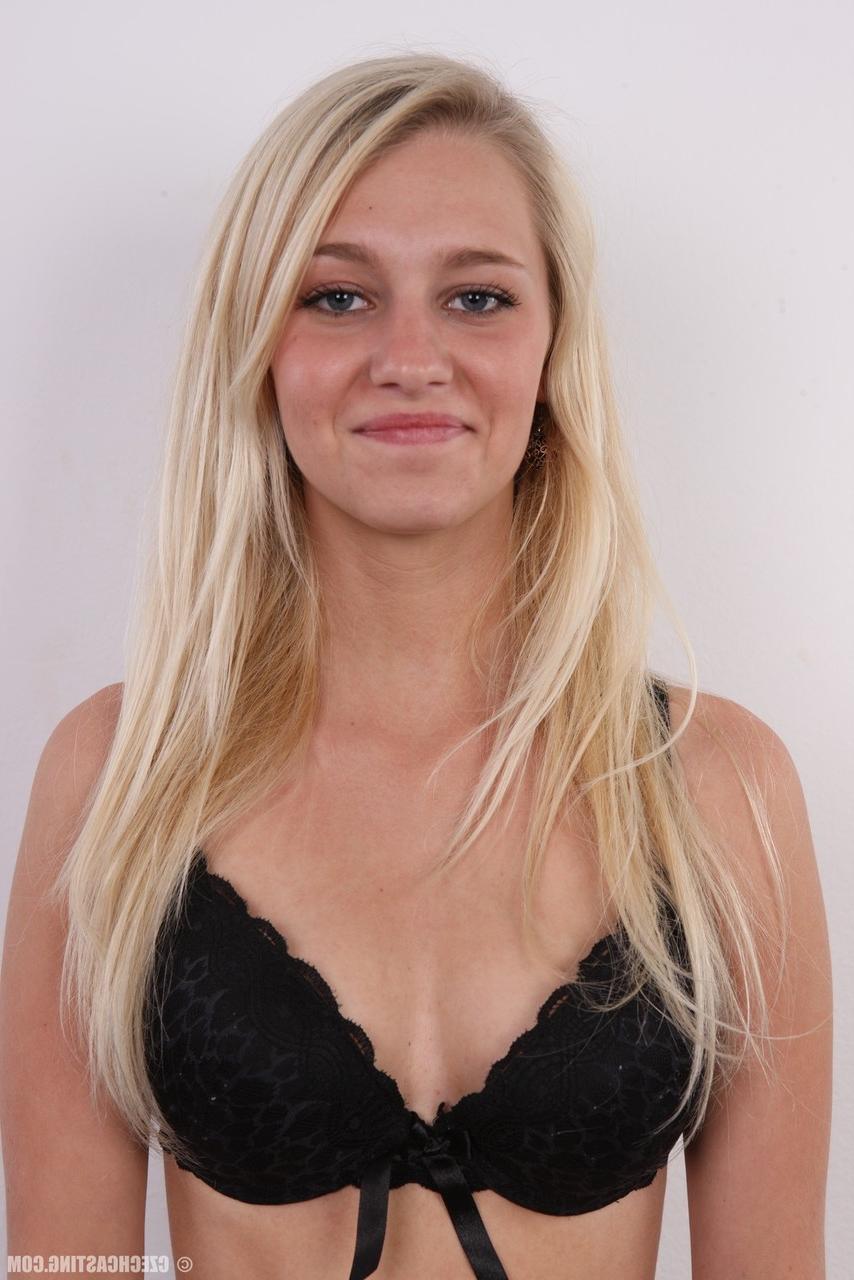 20P A jovem loira Tereza tenta ser modelo nua
