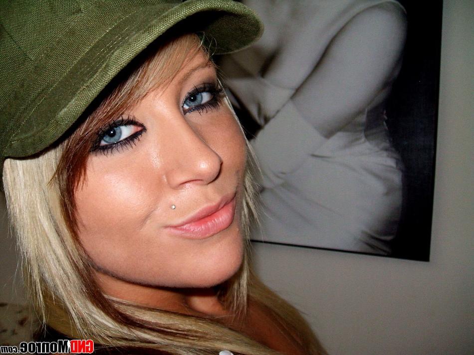 12P Adolescente loira tira fotos de seus seios firmes e fenda apertada na cama