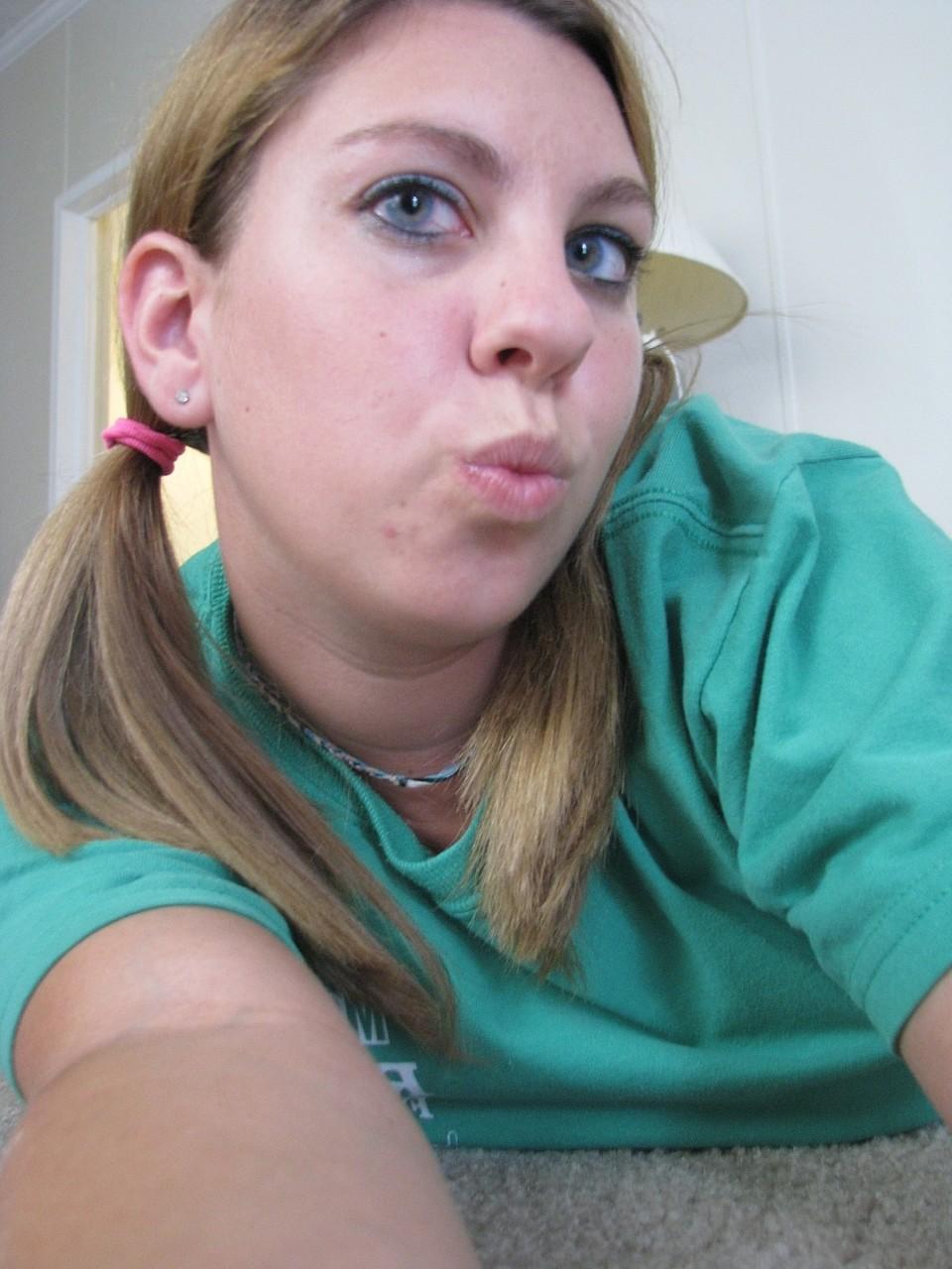 20P La sexy joven amateur Nikki Morgan hace muecas mientras posa en solitario