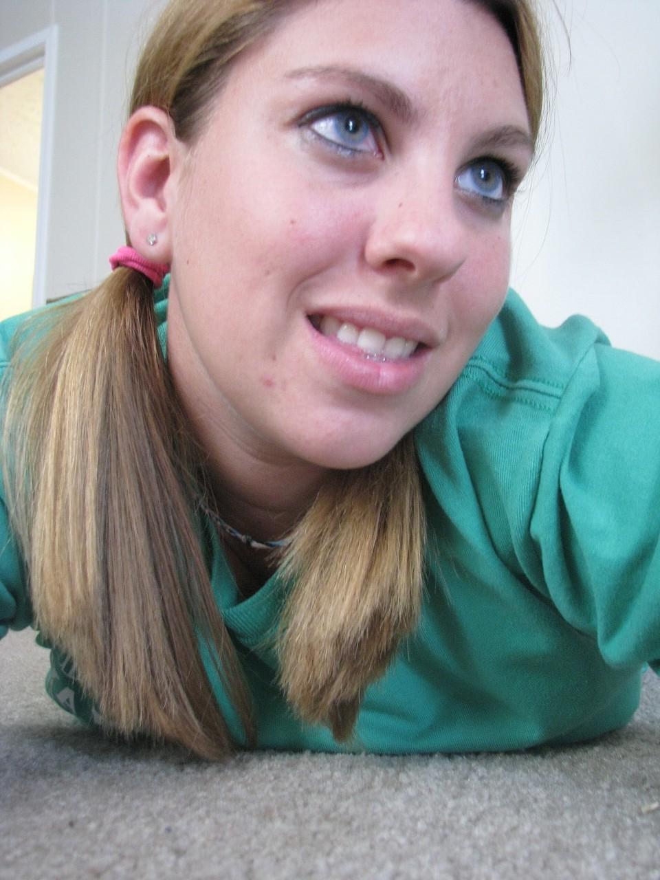20P La sexy joven amateur Nikki Morgan hace muecas mientras posa en solitario