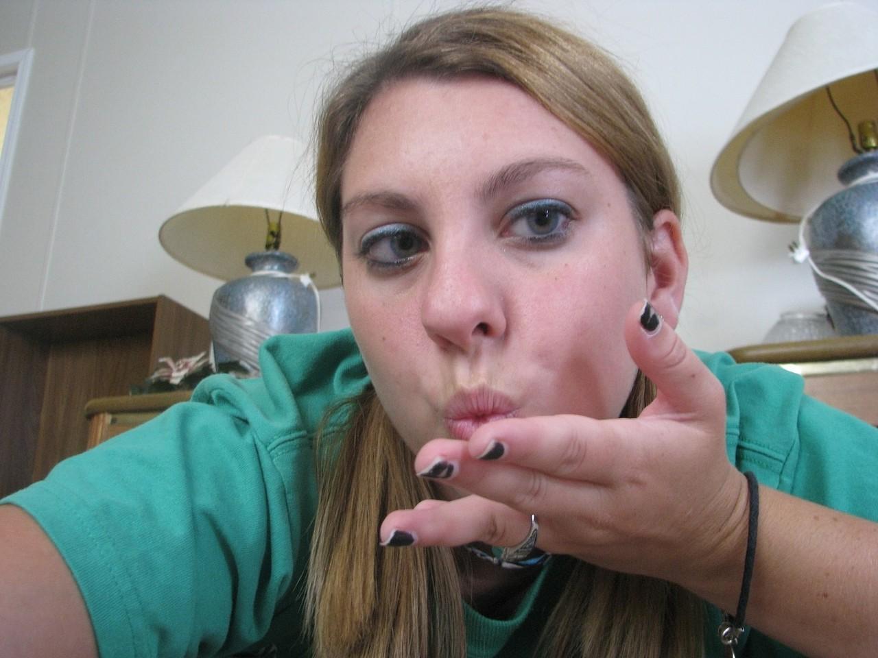 20P La sexy joven amateur Nikki Morgan hace muecas mientras posa en solitario