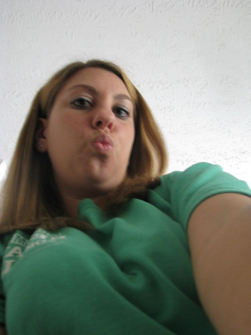 20P La sexy joven amateur Nikki Morgan hace muecas mientras posa en solitario
