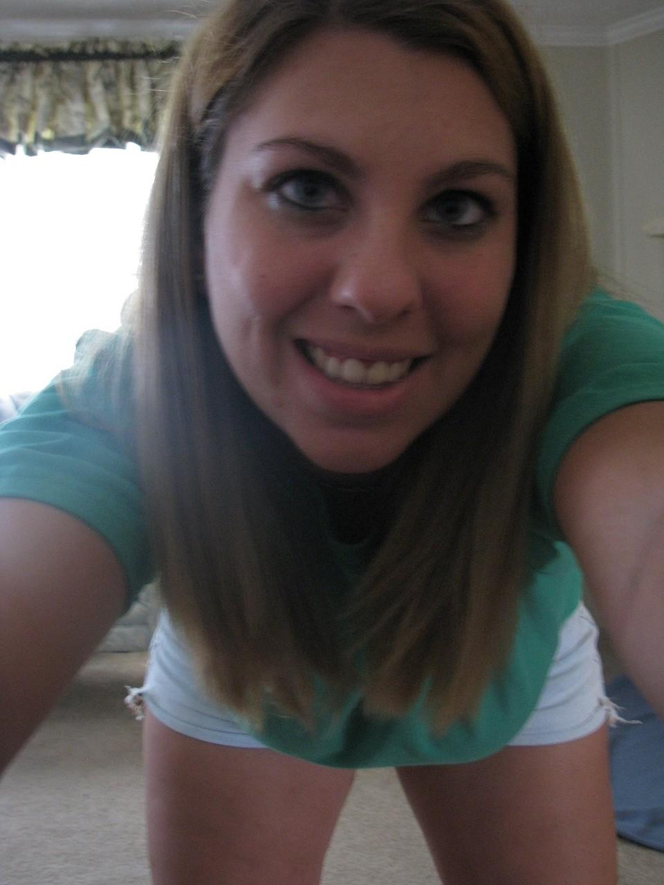 20P La sexy joven amateur Nikki Morgan hace muecas mientras posa en solitario