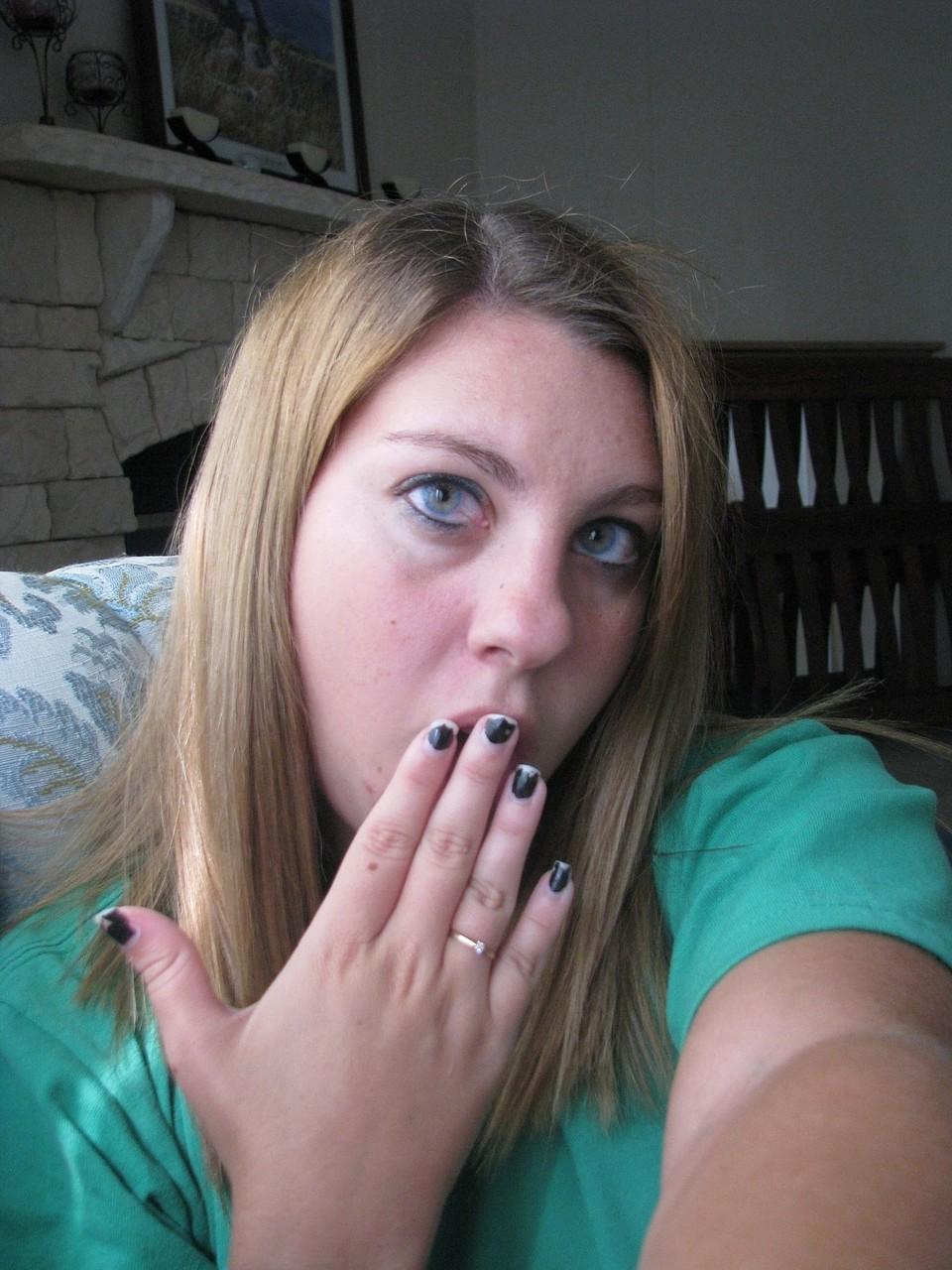 20P La sexy joven amateur Nikki Morgan hace muecas mientras posa en solitario