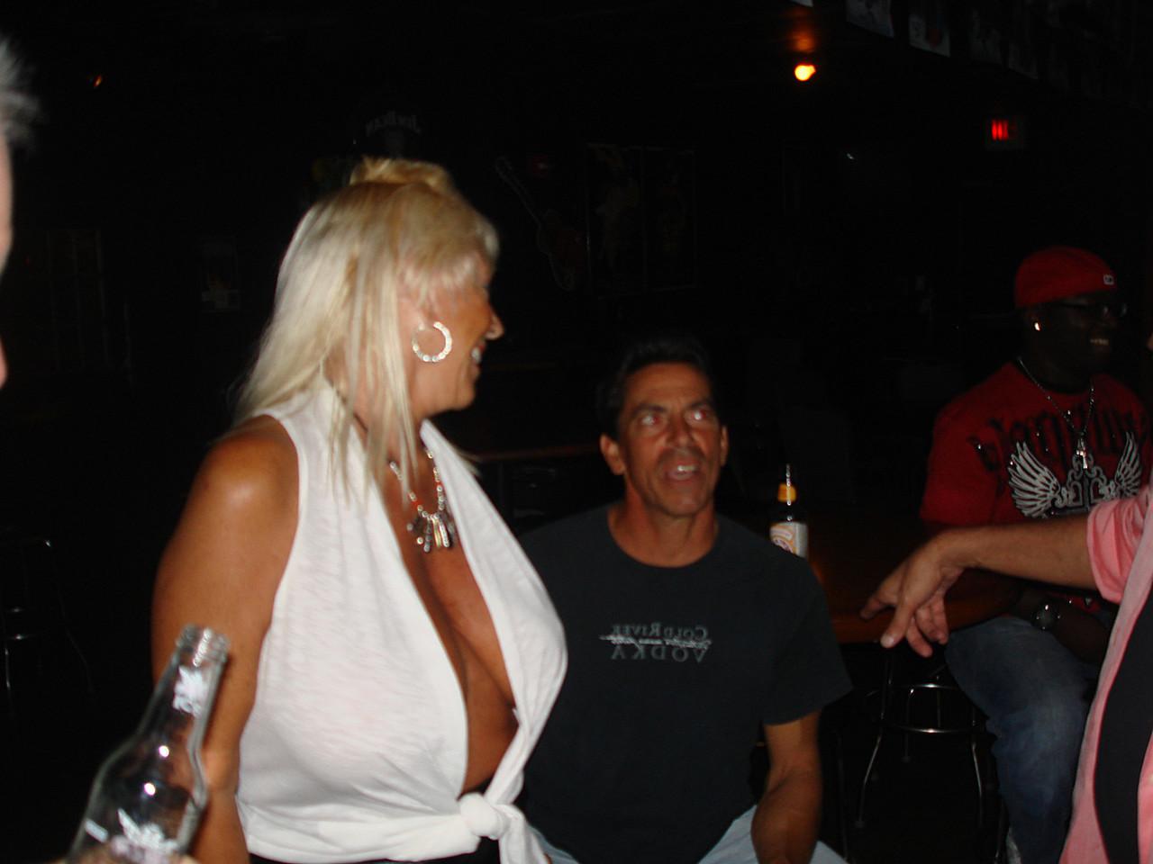 20P Sacanagem big boobed esposas swinger tiram a roupa e ficam danadas na festa