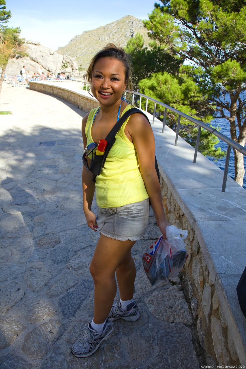 20P La MILF amateur Amber S se met nue pour son photographe pervers au bord de la piscine.