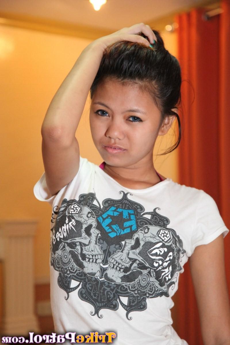 15P Altea, petite jeune philippine, se déshabille sur un lit pour son sugar daddy.