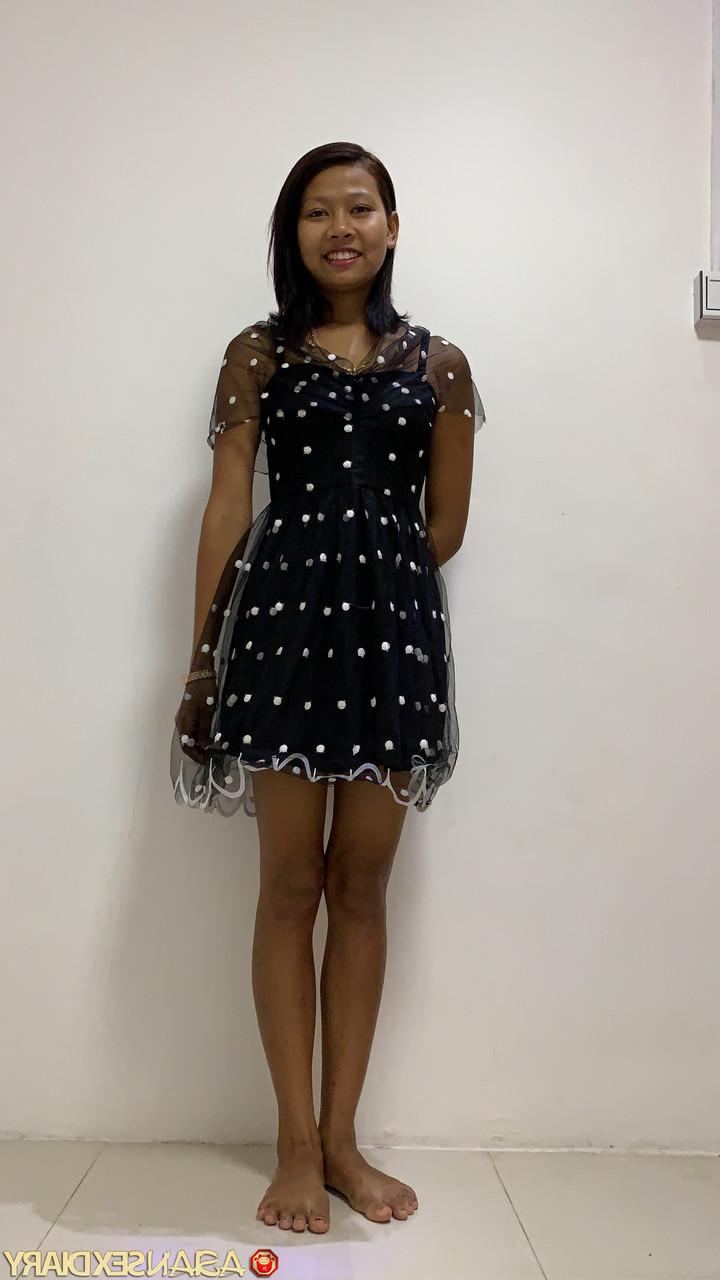 20P La belle jeune Puy D exhibe son gros cul et sa chatte chauve au casting.