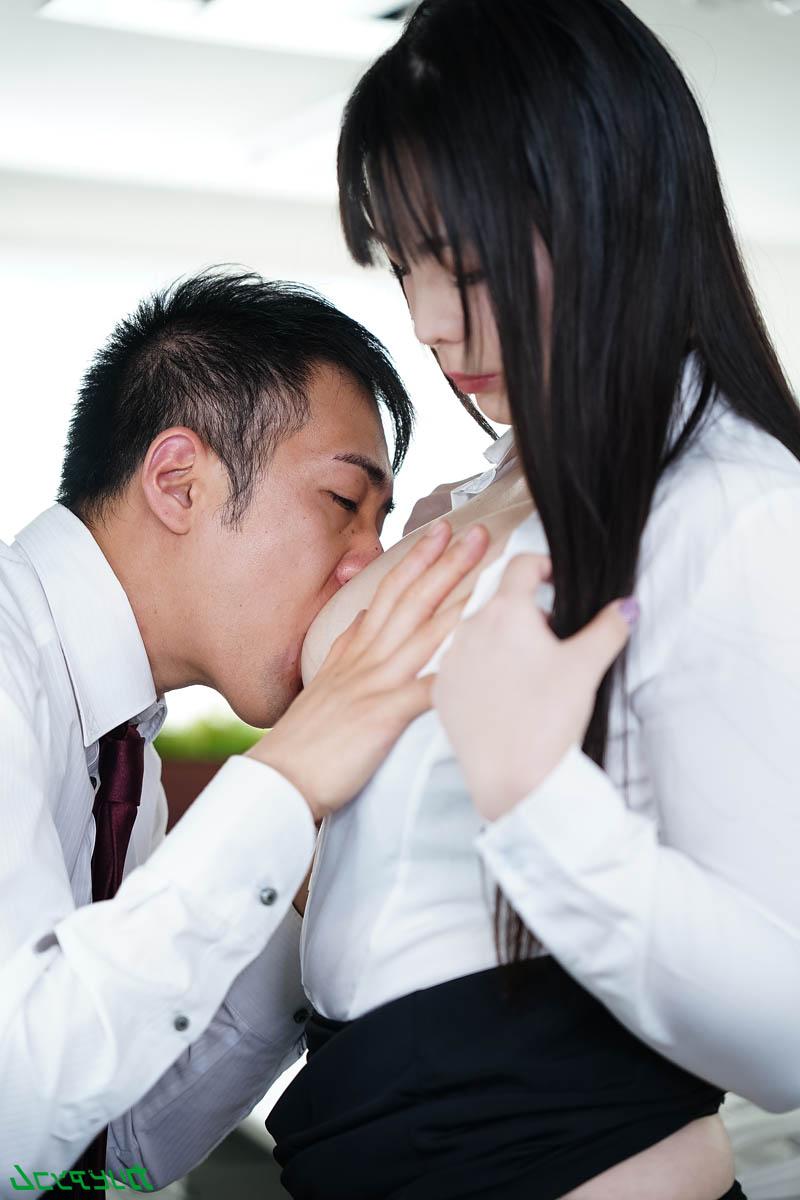 20P La sexy secretaria asiática Misao Himeno disfruta del sexo salvaje en la oficina con su jefe