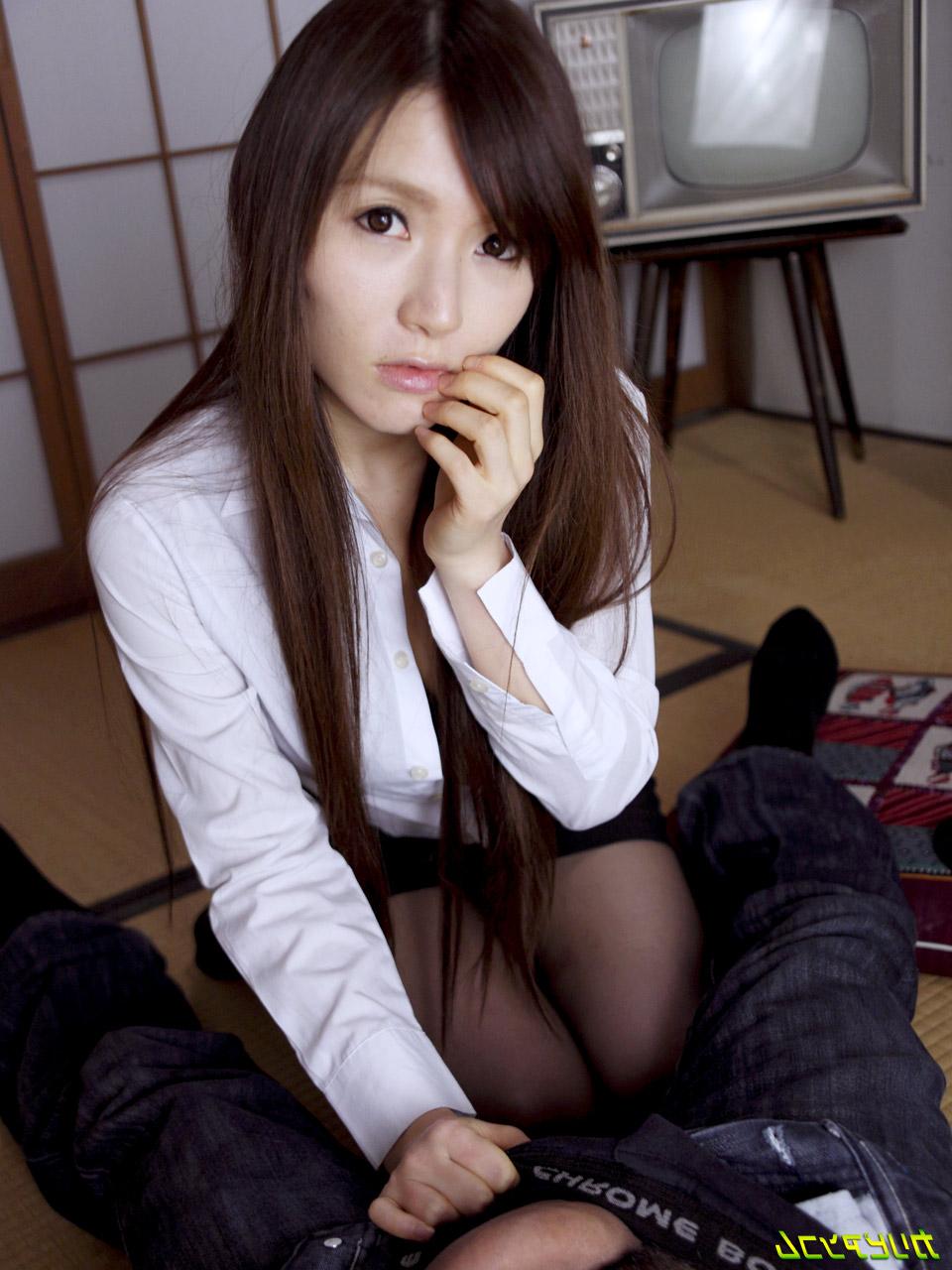 9P A esbelta garota de escritório asiática Hitomi Tsukishiro se ferra no chão