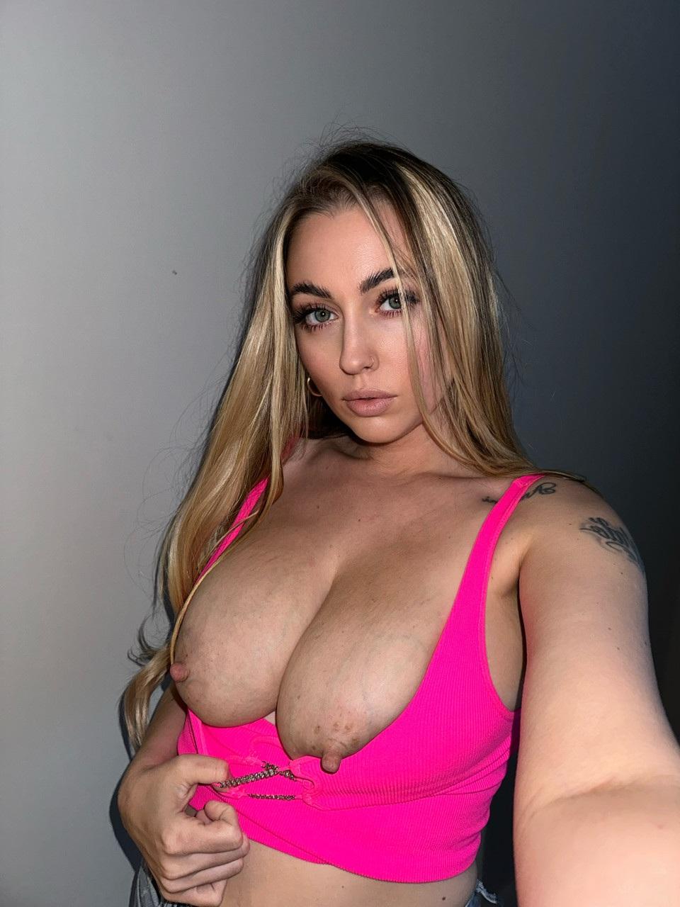 19P Kiki, une amatrice sexy, expose ses gros seins et son butin en solo.