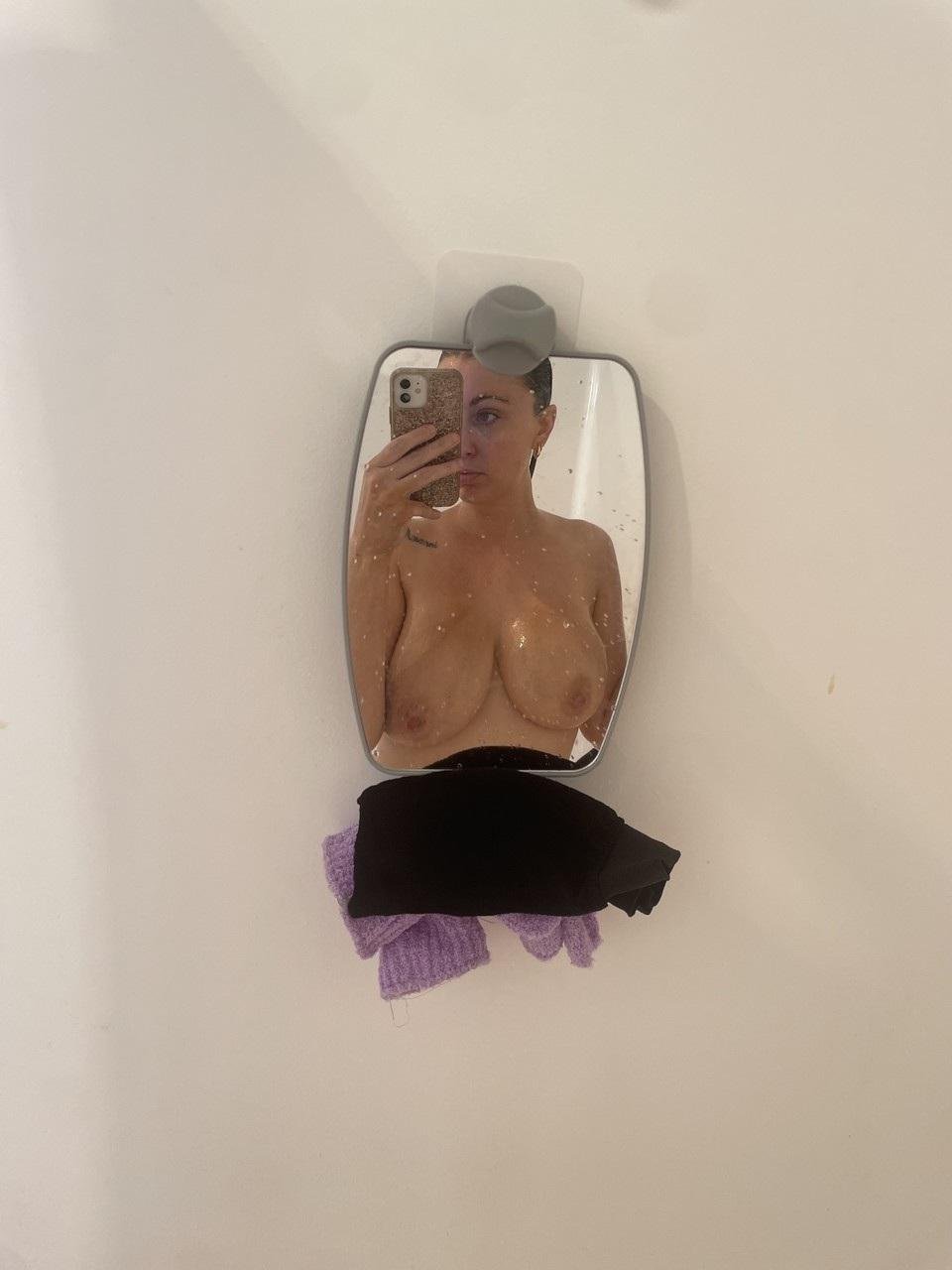 19P Kiki, une amatrice sexy, expose ses gros seins et son butin en solo.