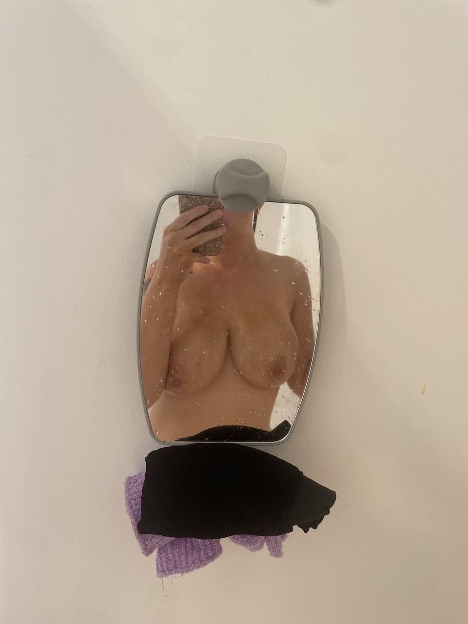 19P Kiki, une amatrice sexy, expose ses gros seins et son butin en solo.
