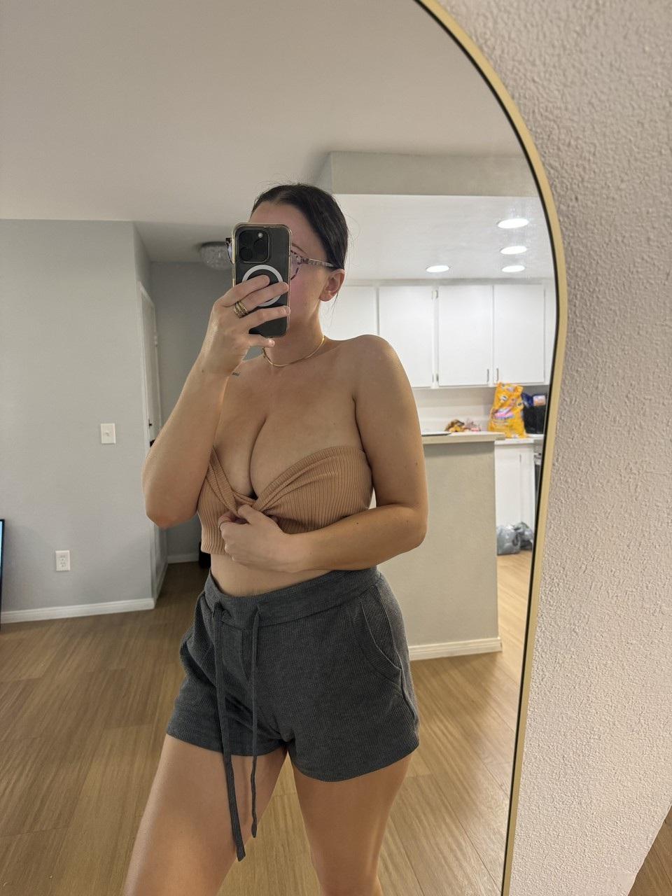 19P Kiki, une amatrice sexy, expose ses gros seins et son butin en solo.