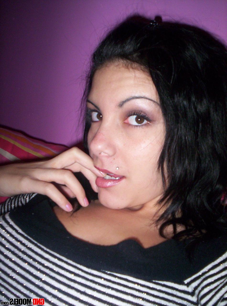 12P Nikki, amateur aux cheveux noirs, prend des selfies de manière taquine.