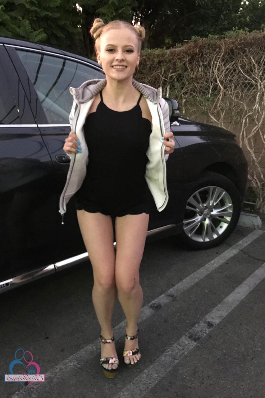 20P Das sexy Babe Paris White zeigt ihre kleinen Titten und ihre beschnittene Muschi