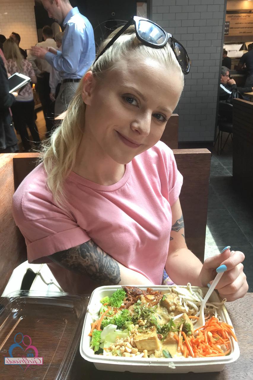 20P Das sexy Babe Paris White zeigt ihre kleinen Titten und ihre beschnittene Muschi