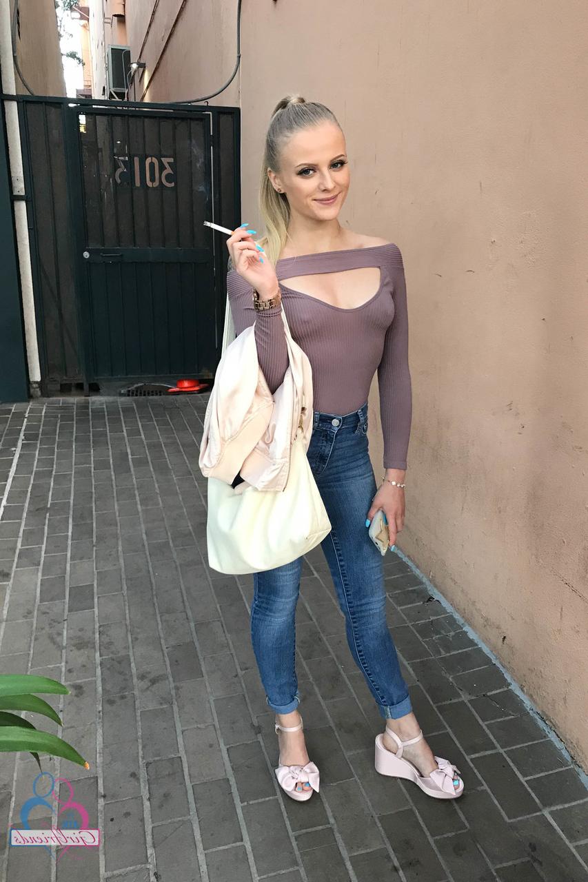 20P Das sexy Babe Paris White zeigt ihre kleinen Titten und ihre beschnittene Muschi
