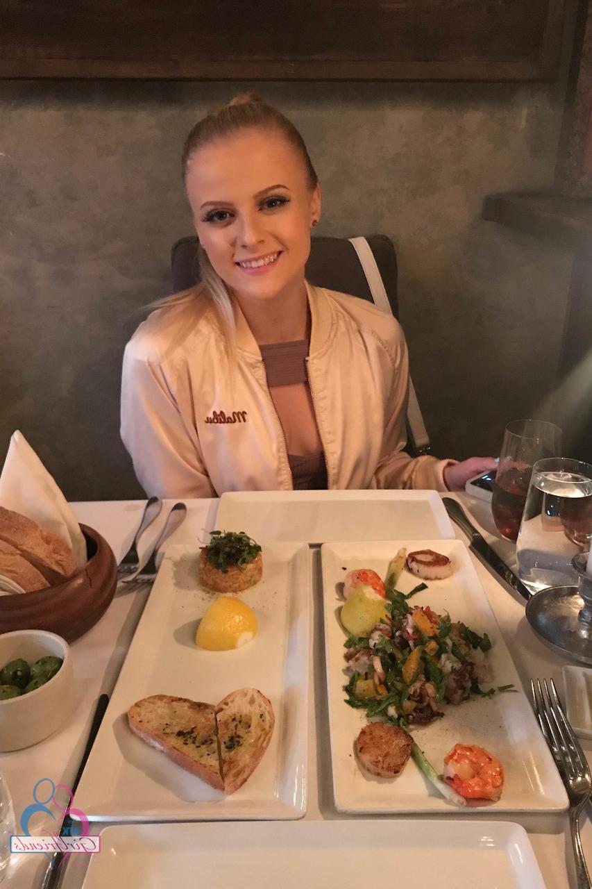 20P Das sexy Babe Paris White zeigt ihre kleinen Titten und ihre beschnittene Muschi