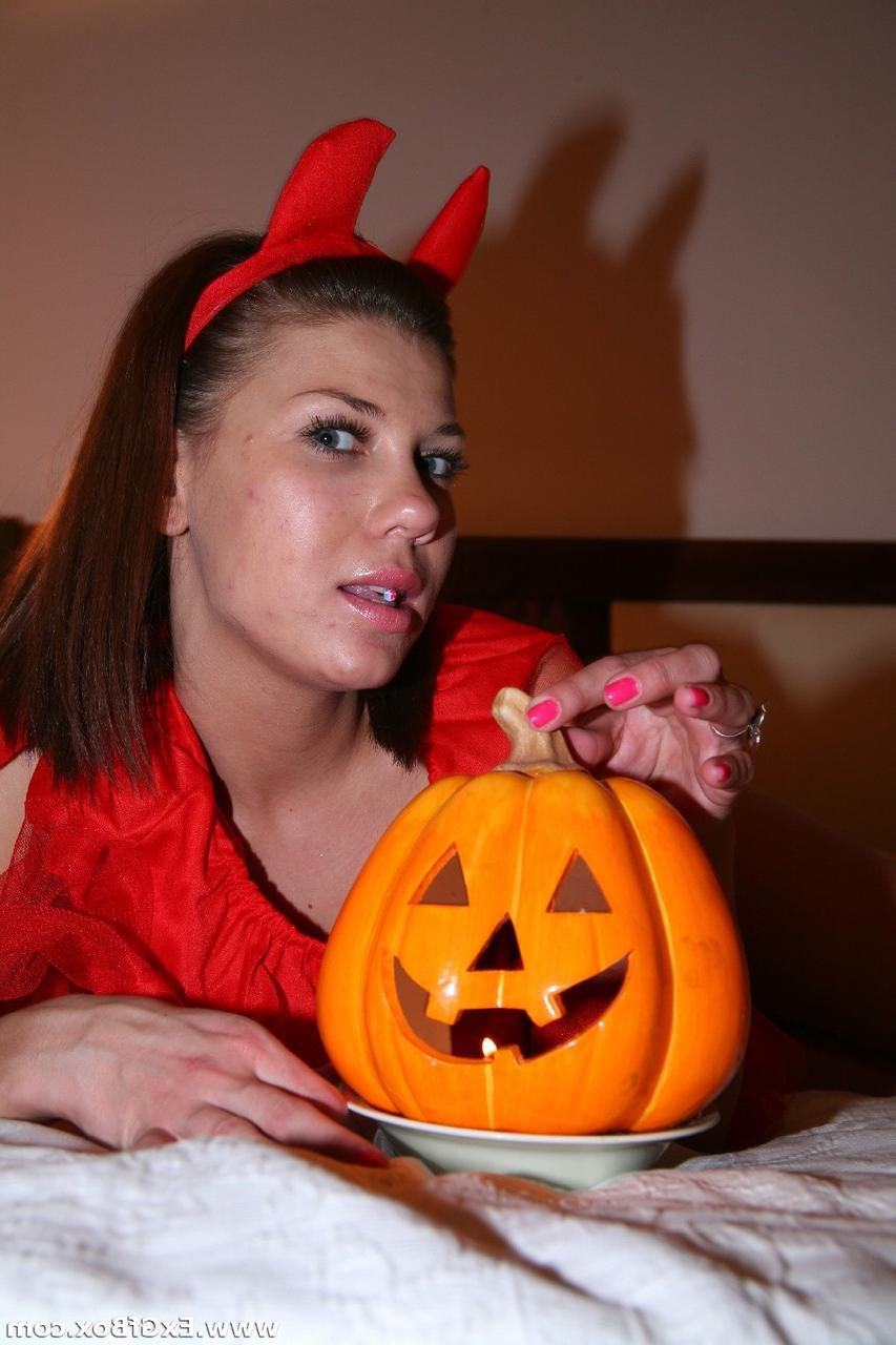20P Rita, une jeune amateur aux cornes du diable, exhibe ses petits seins et son délicieux manchon.