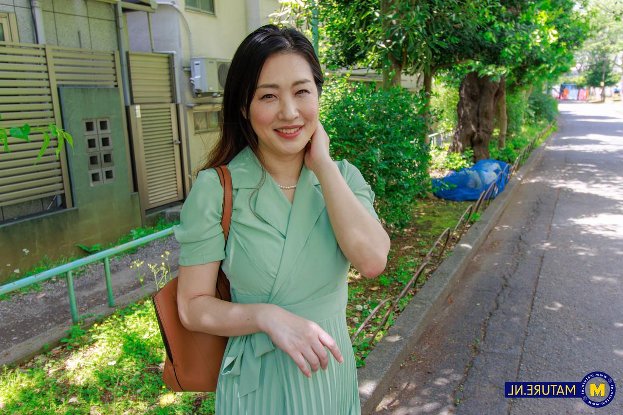 10P Die japanische Ehefrau Megumi Satuki küsst ihren Mann zum Abschied, bevor sie Sex mit einem Jungen hat