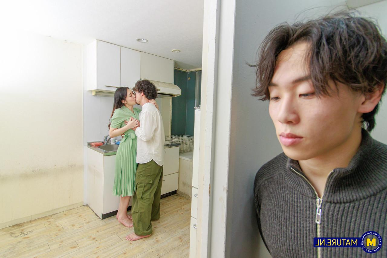 10P Die japanische Ehefrau Megumi Satuki küsst ihren Mann zum Abschied, bevor sie Sex mit einem Jungen hat