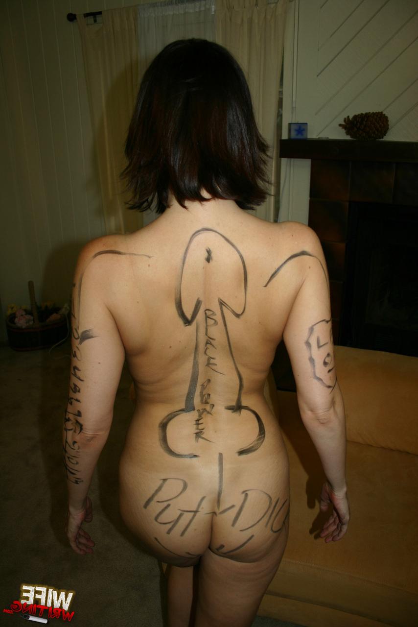 20P La madura amateur Byron Long revela sus grandes tetas y su gran culo antes de chupar una BBC