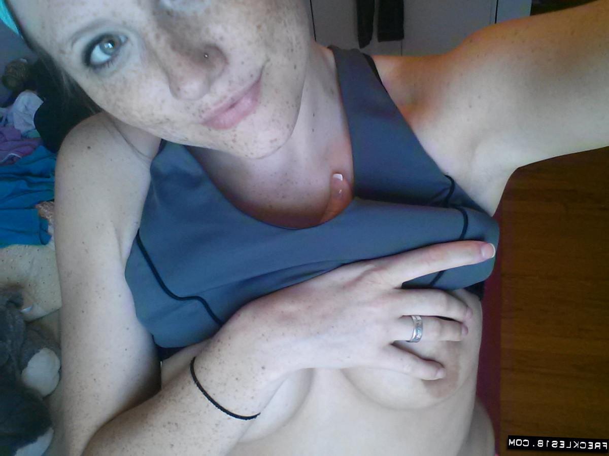 12P Freckles amador perfurado tira fotos posando de shorts e calcinha sexy