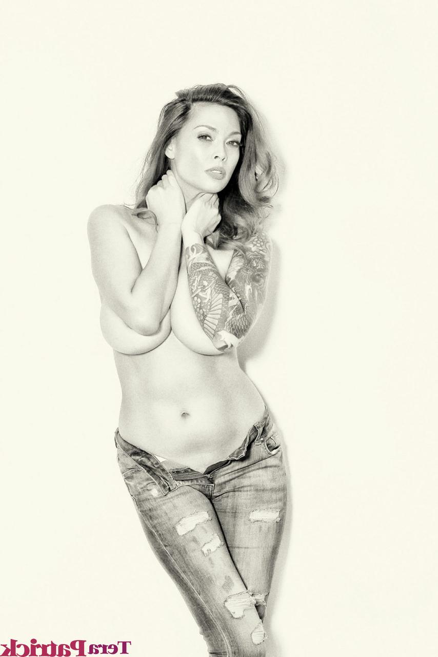 17P Hot Asian model Tera Patrick displays her big boobs while wearing ripped jeans