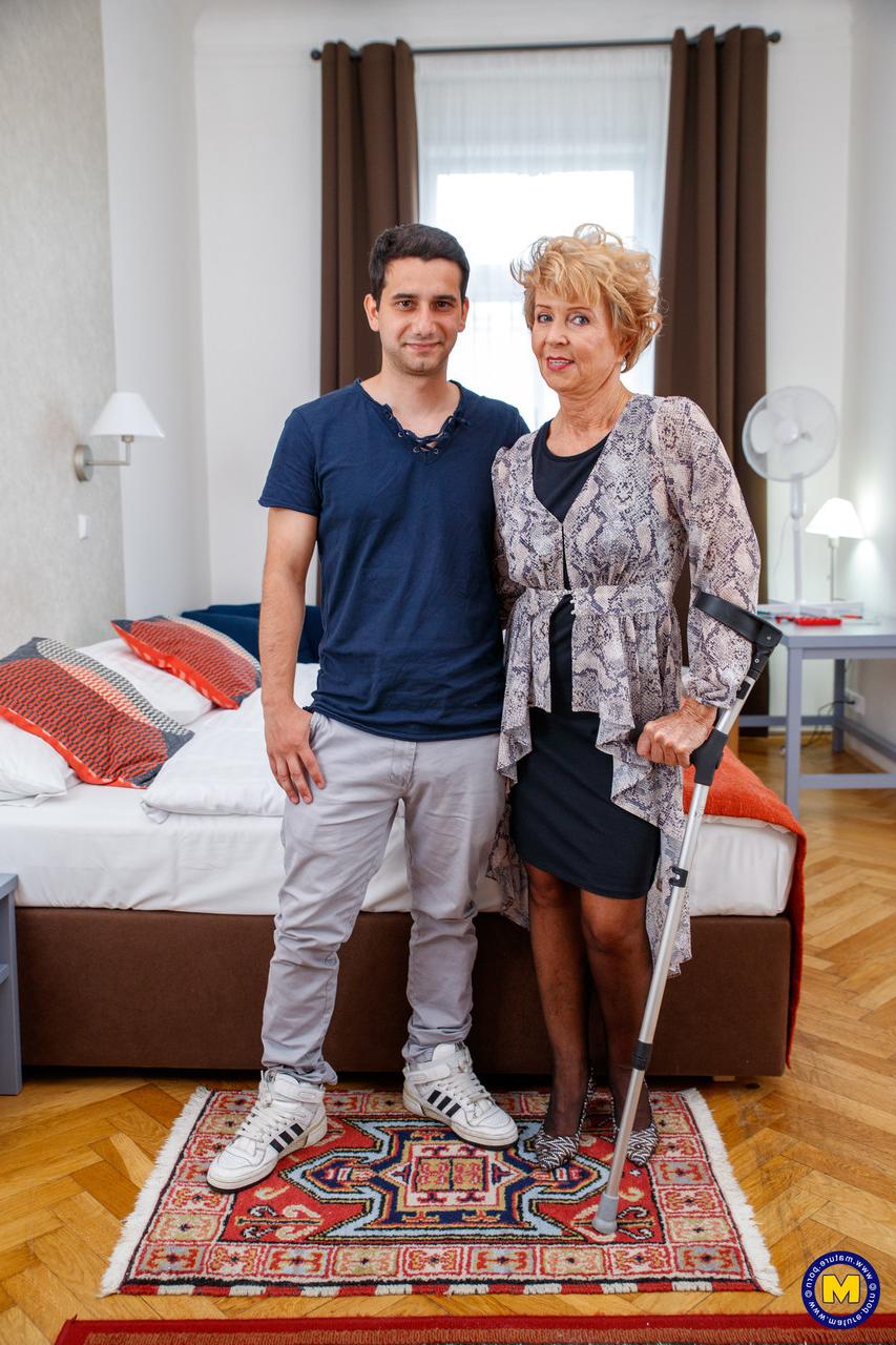 20P La grand-mère blessée Romana aime le sexe hardcore avec son mignon toyboy en bas.