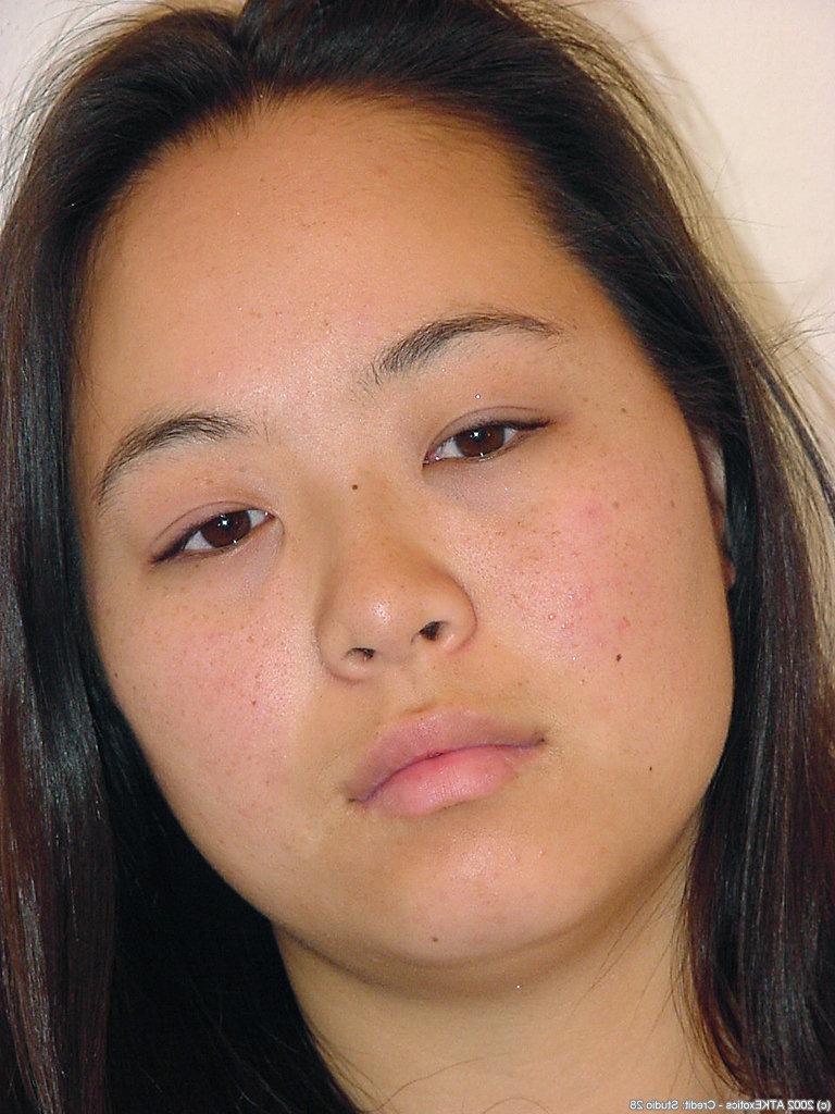 16P Brünette asiatische Amateurin China enthüllt ihren haarigen Busch, nachdem sie sich nackt ausgezogen hat