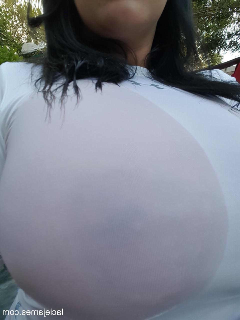 16P Morena MILF Lacie James mostra seus peitos grandes enquanto tira selfies na piscina