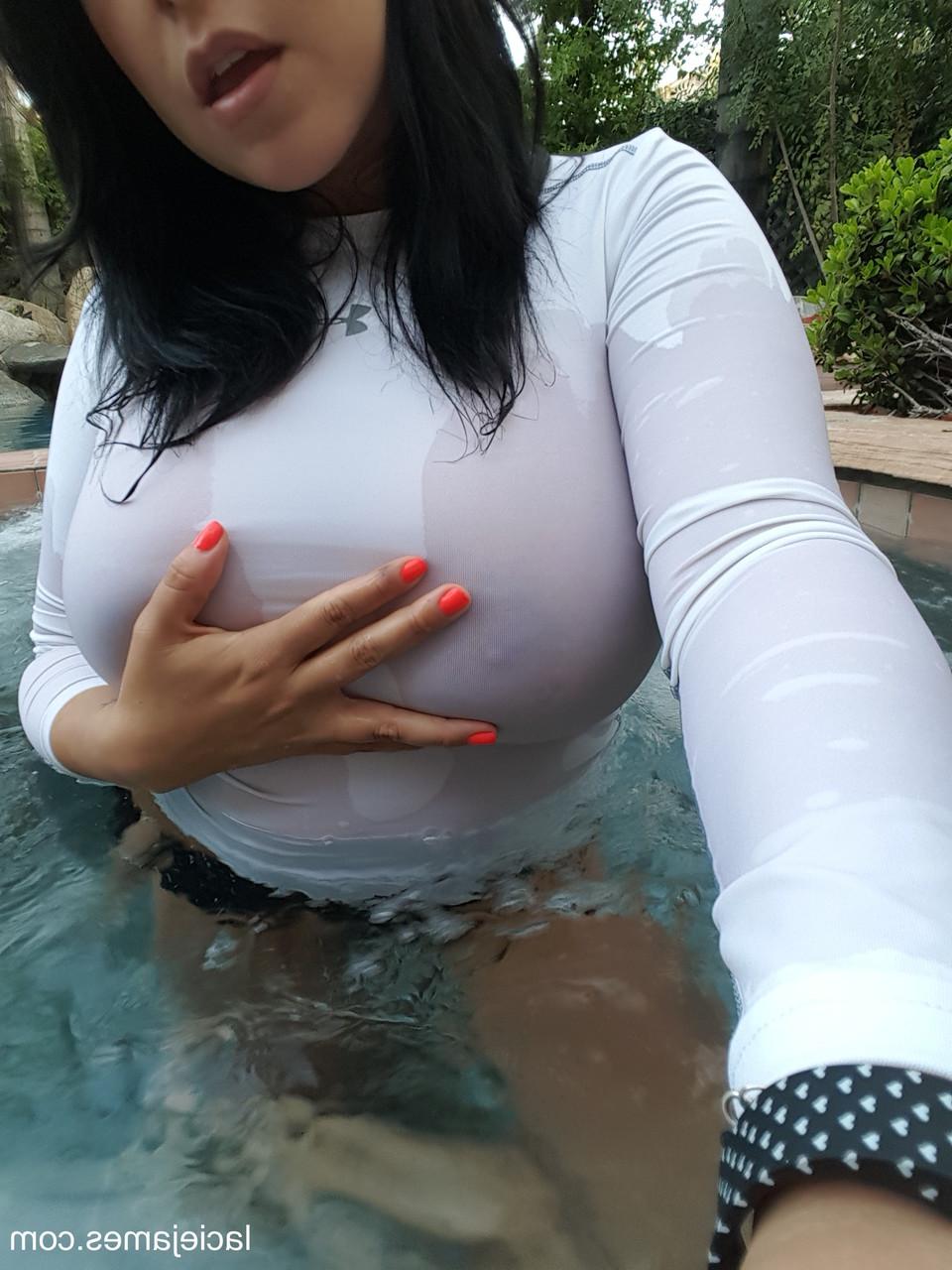 16P Morena MILF Lacie James mostra seus peitos grandes enquanto tira selfies na piscina