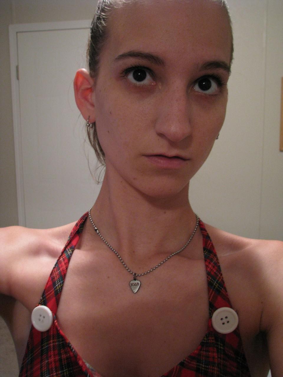 20P La sucia joven amateur Becky se toma selfies de su culo, sus tetas y su coño en el espejo